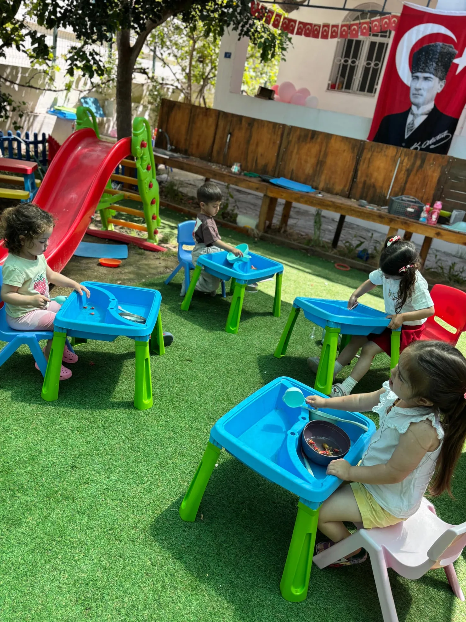 Kaydıraklı ve renkli masalı bahçe oyun alanı