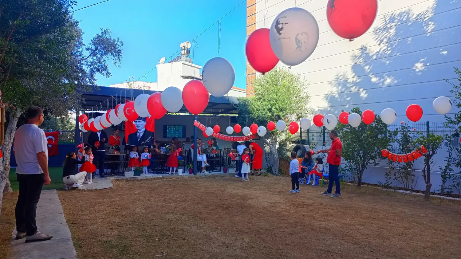 Motto Kids dışarıdan görünüm, balonlu etkinlik günü