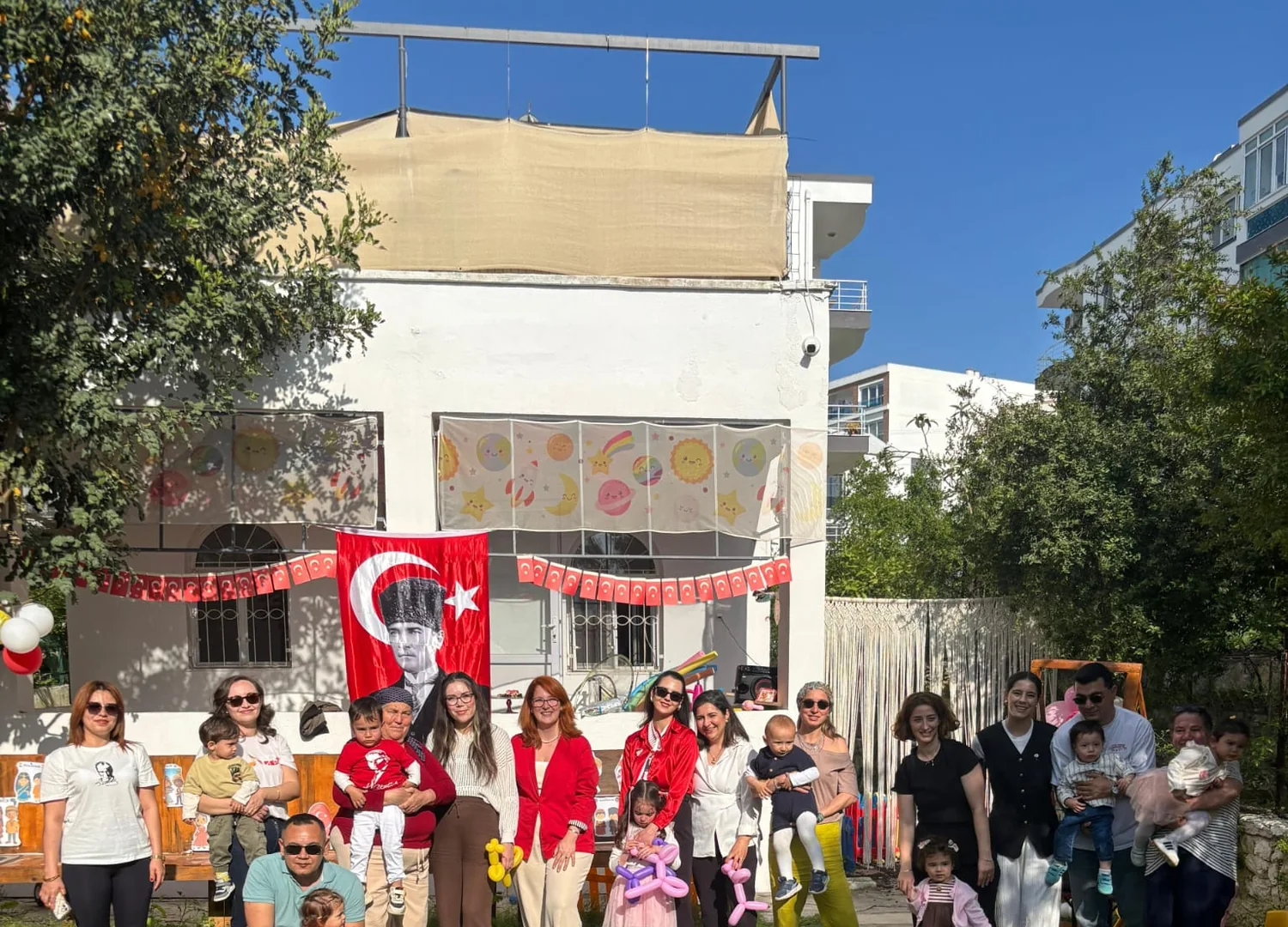 Motto Kids Oyun ve Sanat Evi binasının dışarıdan görünümü ve bahçesi