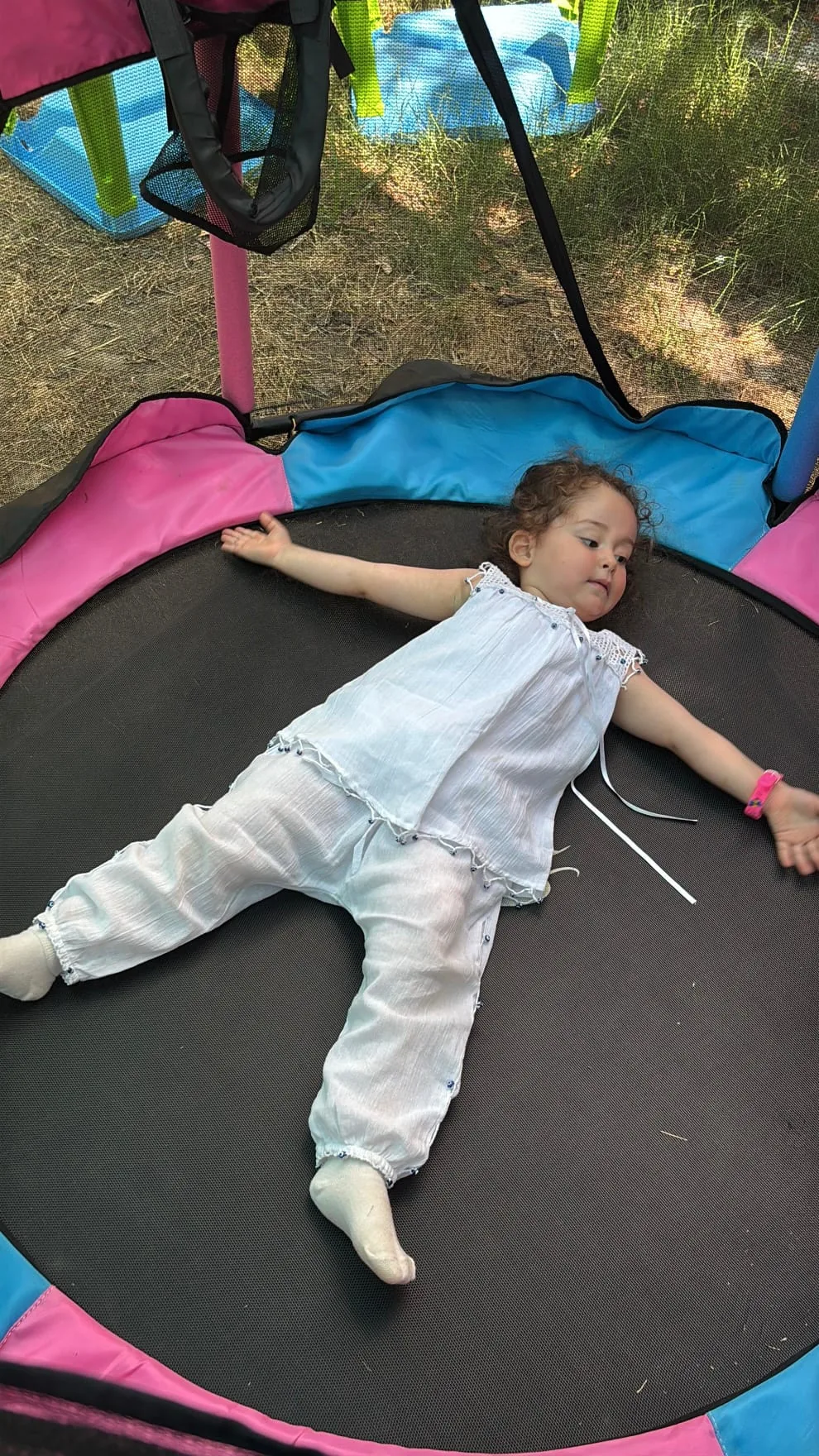 Trambolinde zıplayan çocuk