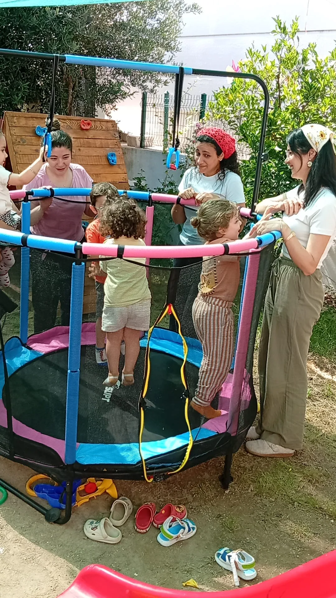 Eğitmen eşliğinde güvenli trambolin etkinliği