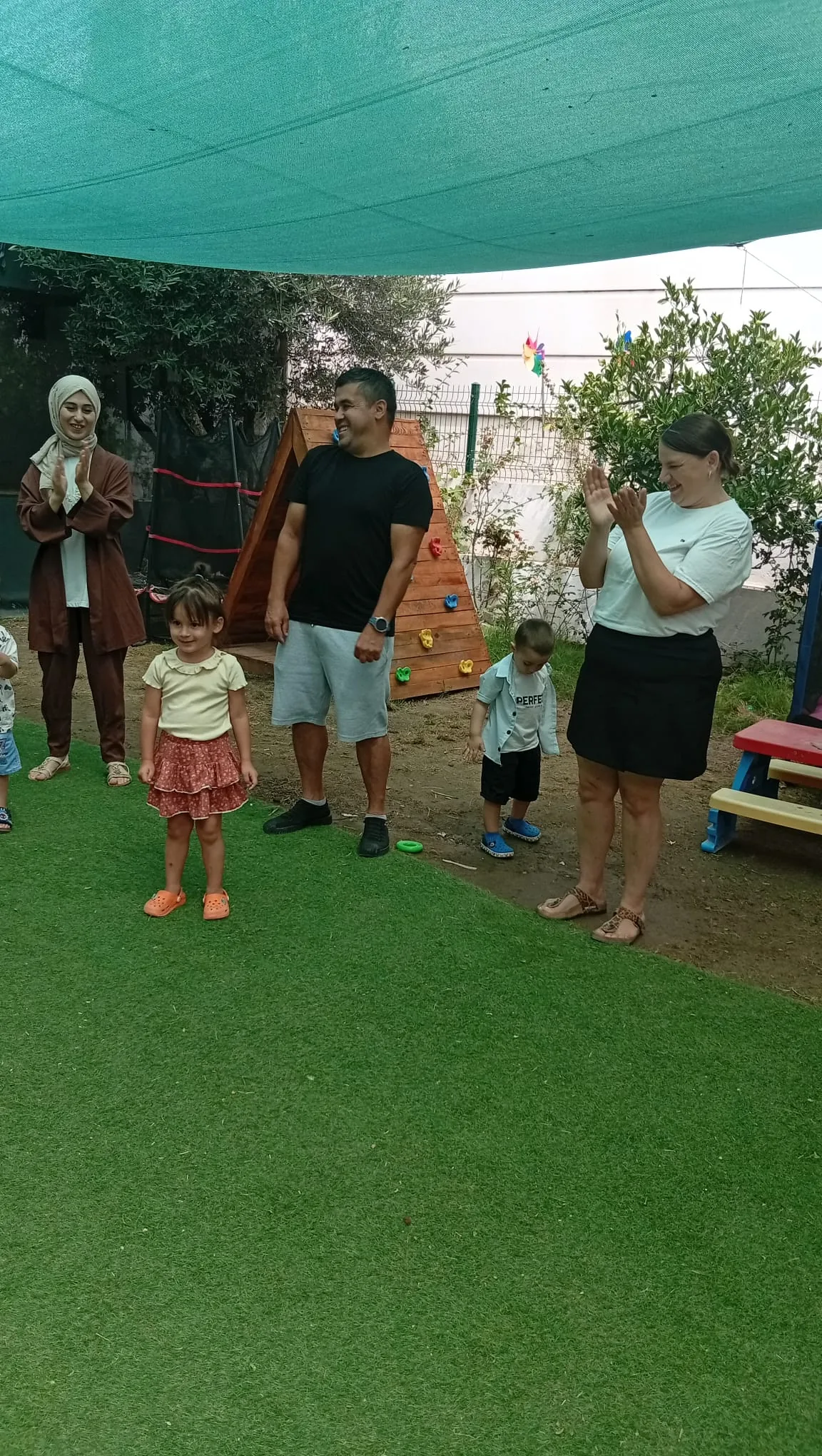 Bahçede ailelerle birlikte oyun grubu etkinliği