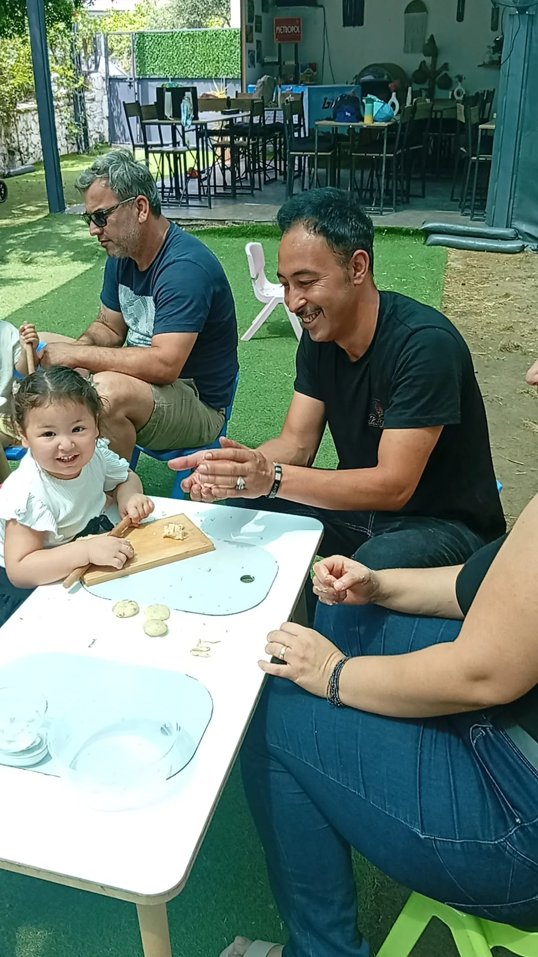 Ebeveynli oyun grubunda baba ve çocuk birlikte hamur etkinliği