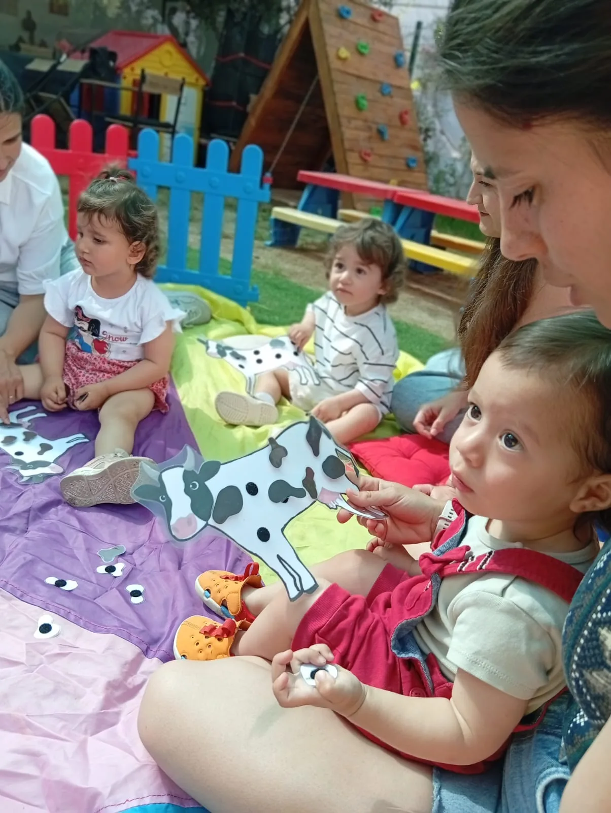 Ebeveynsiz oyun grubunda akranlarıyla birlikte oynayan çocuklar
