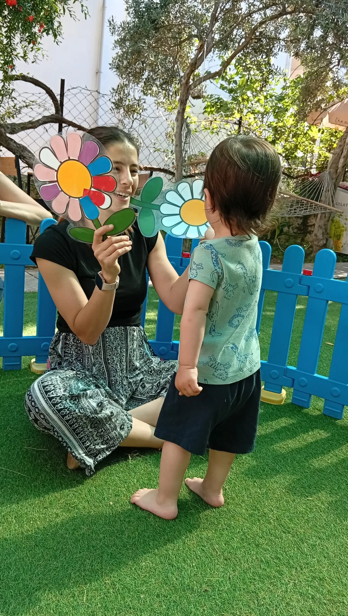 Bahçede çiçek temalı el işi sanat etkinliği