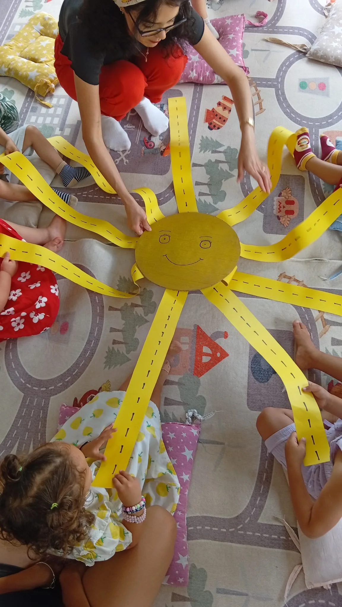 Sanat atölyesinde dev güneş boyama çalışması