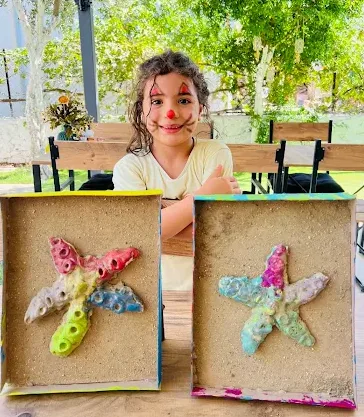 Sanat atölyesinde el işi projesi yapan çocuk